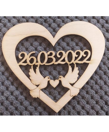 Drewniane serce z gołąbkami i datą ślubu do obręczy z chrobotkiem makramy