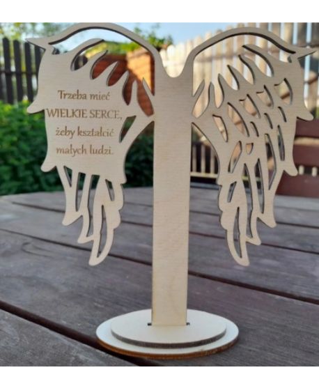 Drewniane skrzydła skrzydełka na podstawce napisem Dzień Babci dla nauczyciela Podziękowanie