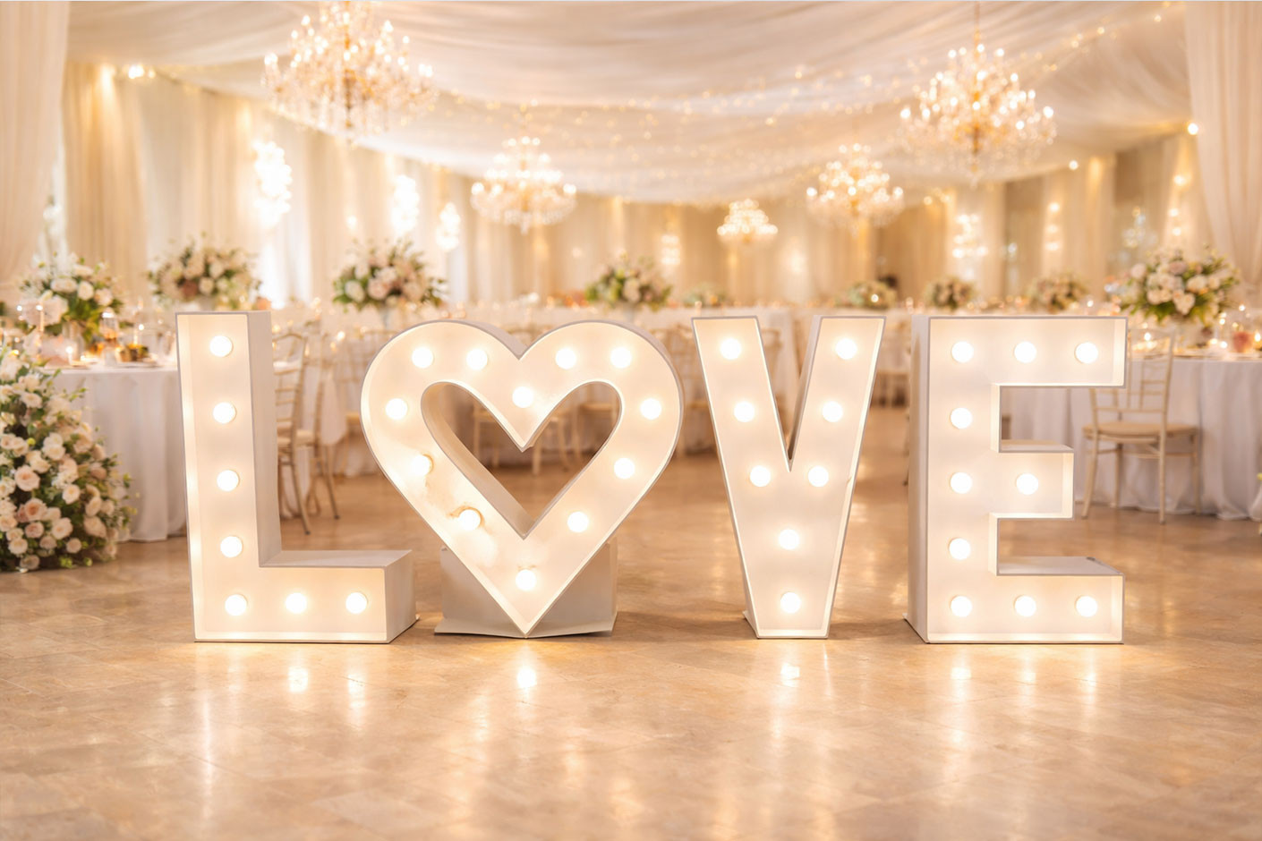 Wynajem dekoracji na wesele – dlaczego warto postawić na drewniane dodatki i personalizację?